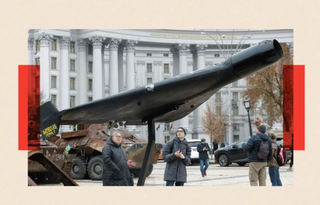 کیو میں لوگ تباہ شدہ روسی ڈرون دیکھ رہے ہیں