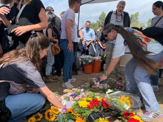 وداع با آدی، زن جوان کانادایی-اسرائیلی که در حمله دو هفته پیش حماس کشته شد، قبرستان «سرزمین زندگی»