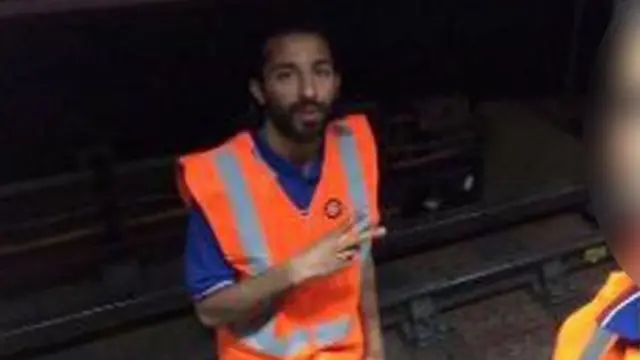 খুরাম বাট যখন লন্ডন আন্ডারগ্রাউন্ডে কাজ করতো।