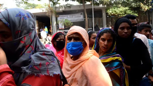 ঢাকার একটি হাসপাতালে রোগীদের লাইন