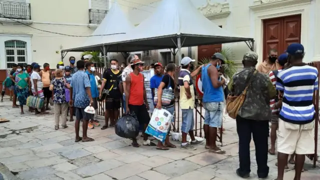 Fila no centroaposta ganha palmeirasRecife para receber sopa feita com sobrasaposta ganha palmeirasrestaurante da região