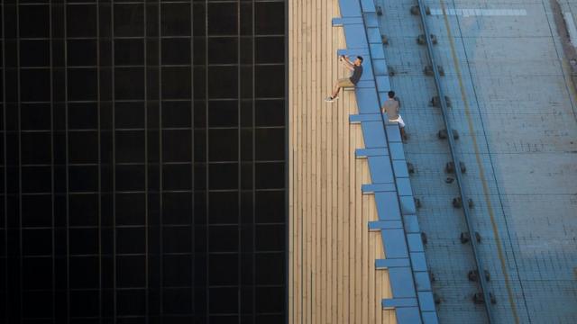 Hombres al borde de un edificio