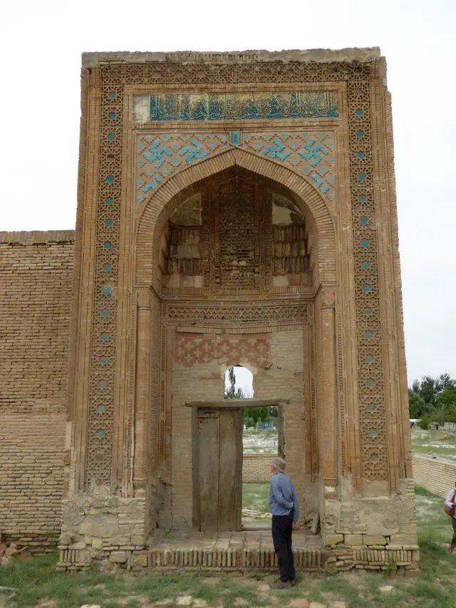 Чашмаи Аюб мақбараси пештоқидаги кошин ўрни бўш қолган.