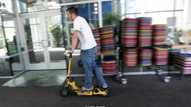Nhân viên Google đang đi chiếc xe Go-Ped scooter qua phòng ăn.