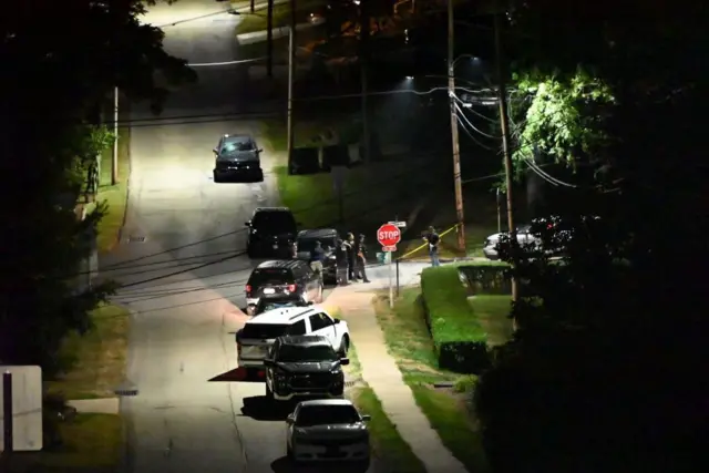 Autos de policía en el exterior de la residencia del sospechoso del ataque.