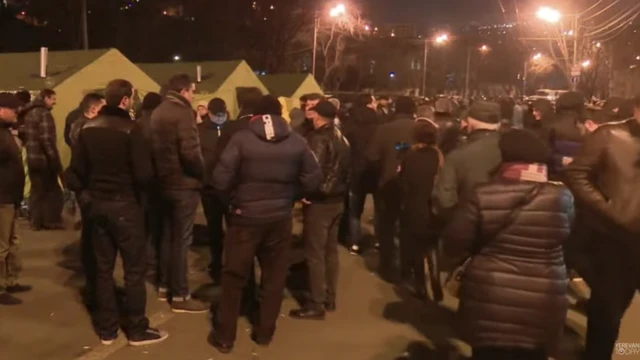 Etirazçılar parlament binası yerləşən Marşal Bağramyan prospektində qalacaqlarını deyirlər.