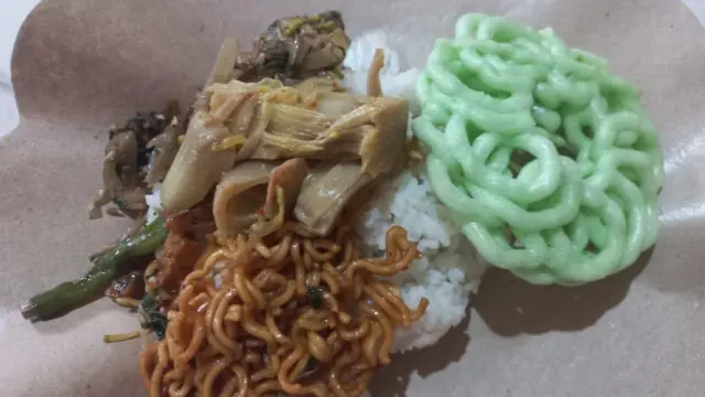 Menu Rp10.000 terdiri dari nasi, mi, sayur, dan kerupuk. Tanpa ada kandungan proteni hewani.
