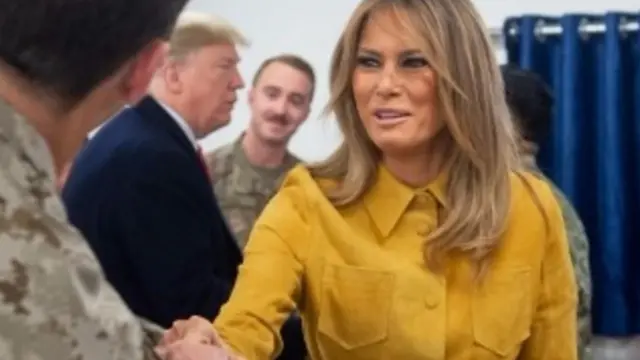 Melania Trump cumprimenta militar americano durante visita à basemelhores aplicativos para apostas esportivasAin al-Asadmelhores aplicativos para apostas esportivas2018