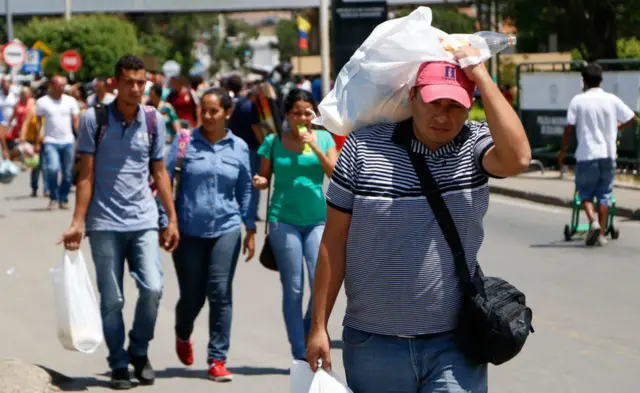 Gente cruza el Puente Internacional Simón Bolívar.