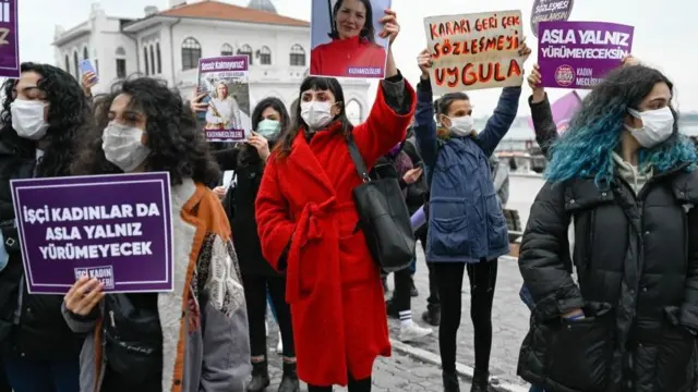 الحكومة التركية ترى، من بين أسباب أخرى، أن الاتفاقية تقوض قيم الأسرة عبر زيادة معدلات الطلاق