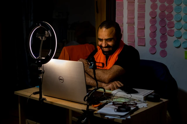 아데피는 종종 온라인으로 관타나모에 대해 강연한다. 아데피가 관타나모에 처음 수감됐을 때 태어나지도 않은 학생이 대부분이다