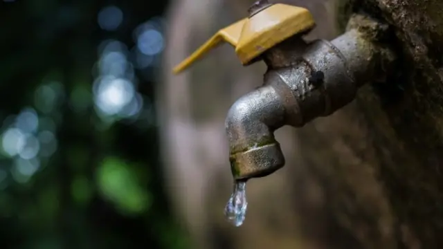 Un grifo de agua que sólo deja salir una gota