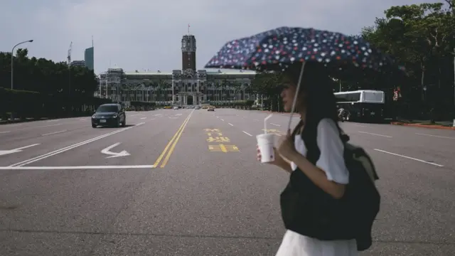 一名台灣民眾行經台灣總統府。