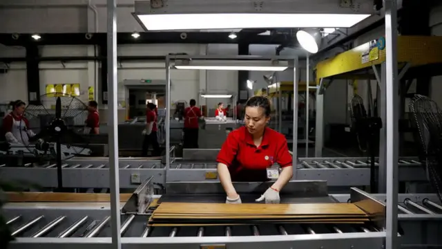 中国某压合板厂生产线上的工人