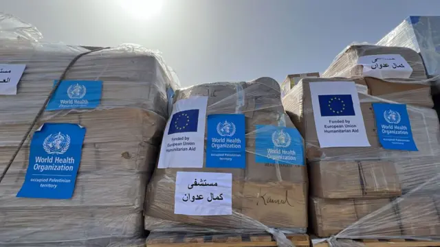 شاحنات مساعدات تنتظر الإذن الإسرائيلي قبل دخول غزة في 23 أبريل/نيسان 2024