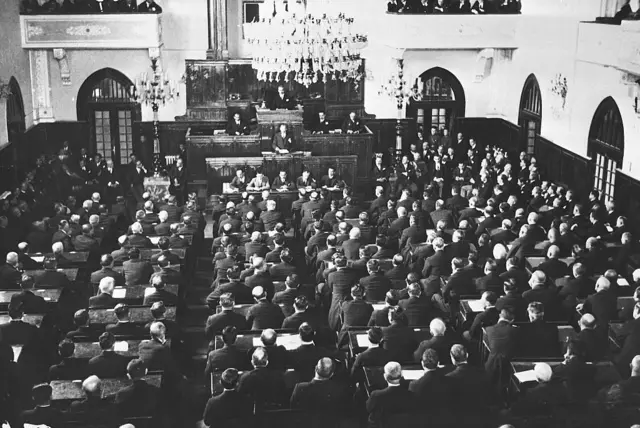 siyah beyaz fotoğraf: Sıralarda erkekler oturuyor, Mustafa Kemal kürsüde