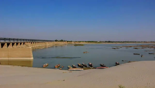 সিন্ধু নদের ওপর একটি সেতু, বালুময় তীর ঘেঁষে বাঁধা আছে কয়েকটি