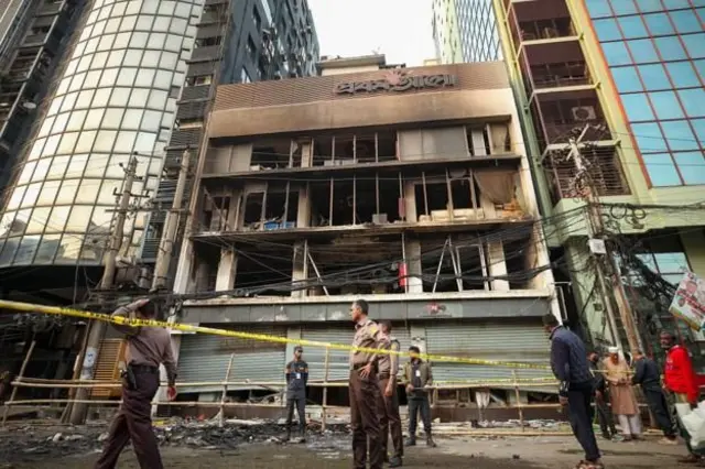 গত ডিসেম্বর প্রথম আলো ও ডেইলি স্টার অফিসে হামলা ও অগ্নি সংযোগের ঘটনা ঘটে