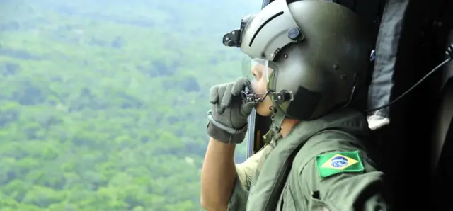 Militar olha da janelafazer jogo da quina onlineaeronave sobre floresta na Amazônia