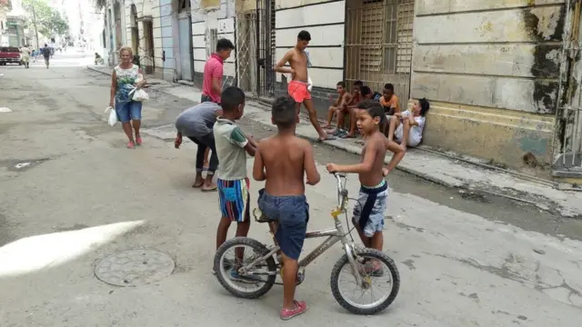 Un grupo de niños juega en las calles de La Habana