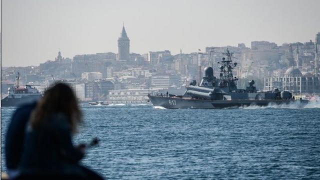 圖為經過土耳其開赴敘利亞的俄羅斯Mirazh號導彈護衛艦