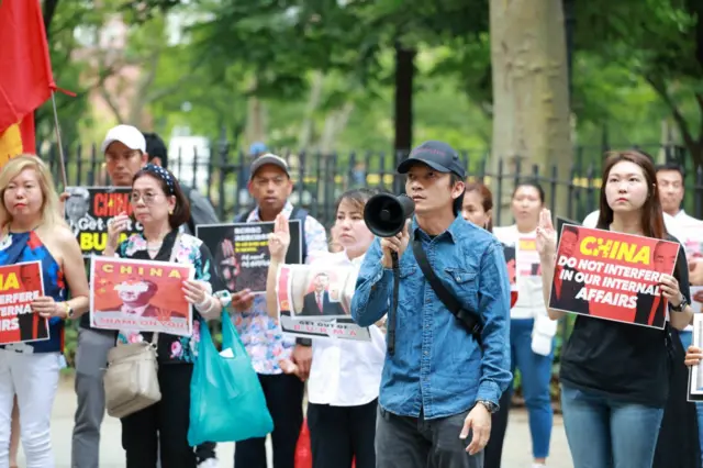 တရုတ်ကို ဆန္ဒပြနေတဲ့ အမေရိကန်ရောက် မြန်မာတွေ