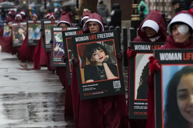 تظاهرکنندگان در حمایت از جنبش زن زندگی آزادی پوستری با عکس نیکا شاکرمی در دست دارند