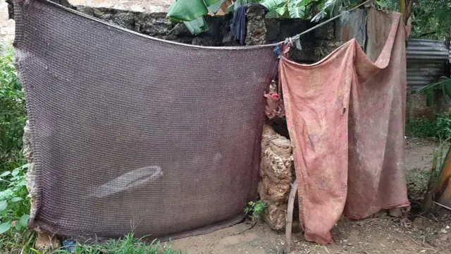 هغه په دوه خونې لرونکي کور کې له اوبو او برېښنا پرته ژوند کوي.‌