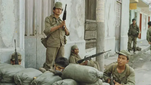 Soldados del ejército salvadoreño durante una ofensiva del FMLN en 1989. 