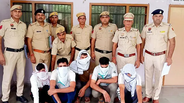 गिरफ्तार किए गए लोगों की तस्वीर