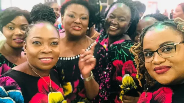 Baadhi ya wanawake wametumia siku hii kwa kujumuika kwa pamoja kufurahi huku wakiwa wamevaa nguo zilizofanana