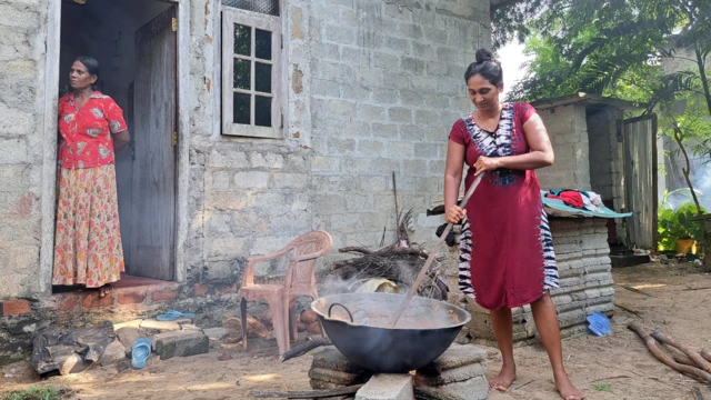 කාන්තාවන් කිරියා හැඳිගාන අයුරු