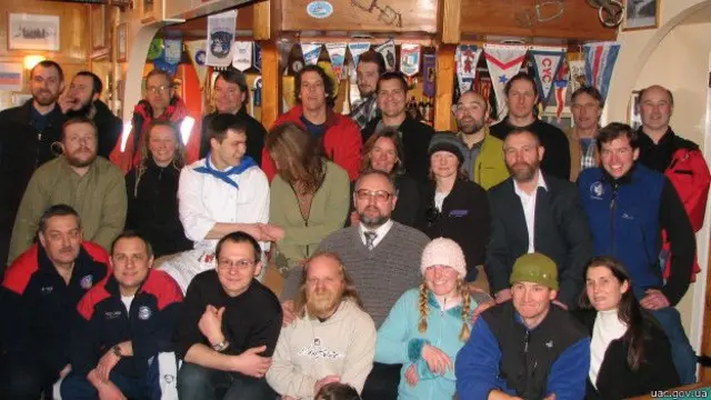 Другий праворуч у костюмі - Віктор Омельченко, онук Антона Омельченка