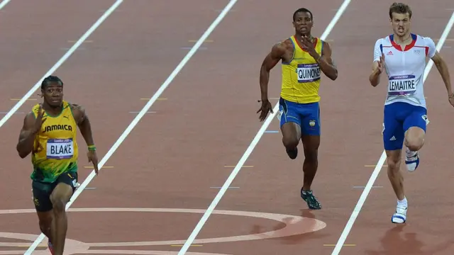 Quiñónez corriendo en la final de los 200 metros planos en Londres 2012.