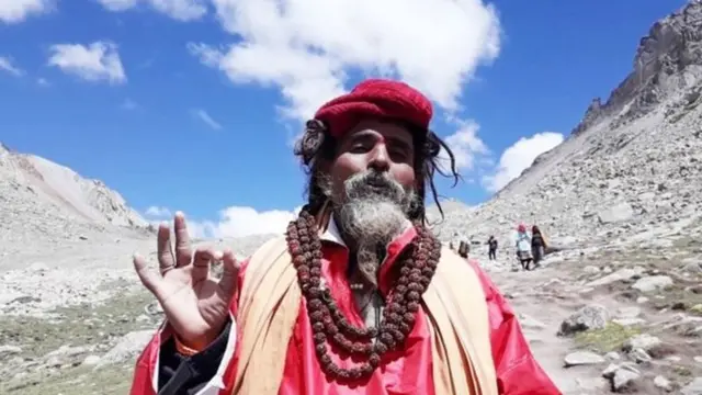 மானசரோவர் செல்ல சரியான காலம் எப்ரல் அக்டோபர் இடையிலான காலம்தான். ஆனால், பயணிகள் அக்டோபர் இறுதிவரை மானசரோவர் செல்கிறார்கள்.