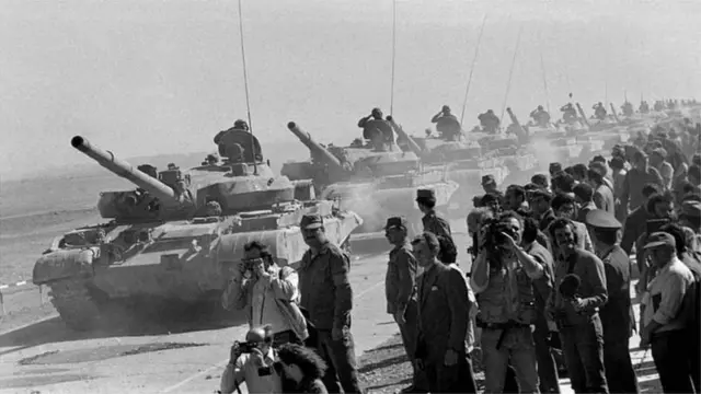 अफ़ग़ानिस्तान-रूस युद्ध के दौरान गुज़रते टैंक