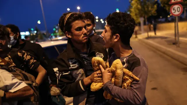 Türkiye sınırından ülkeye kaçak yollarla giren bazı göçmenler Diyarbakır'a gidiyor.