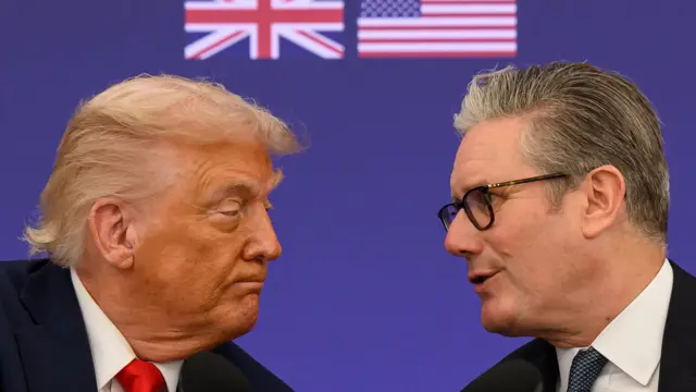 特朗普（左）與施紀賢（右）在英格蘭艾爾斯伯里首相鄉間別墅契克斯（Chequers）會見記者期間湊近彼此交談（18/9/2025）