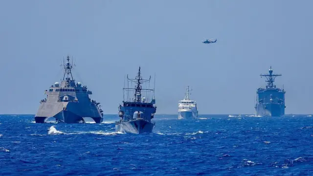 合同訓練に臨むアメリカとフィリピンの軍艦