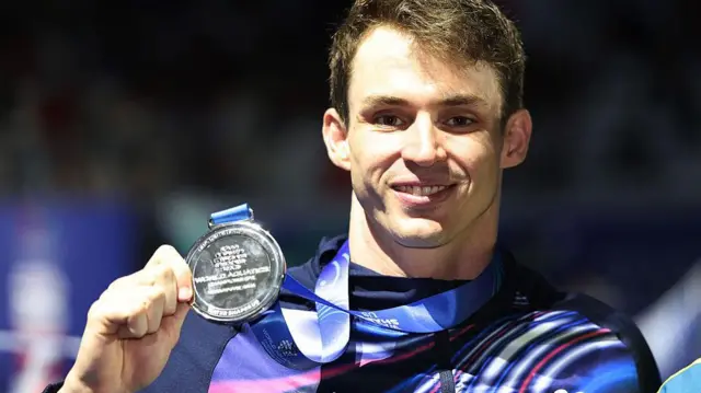 Ben Proud detém sua medalha de prata no Campeonato Mundial de 2025