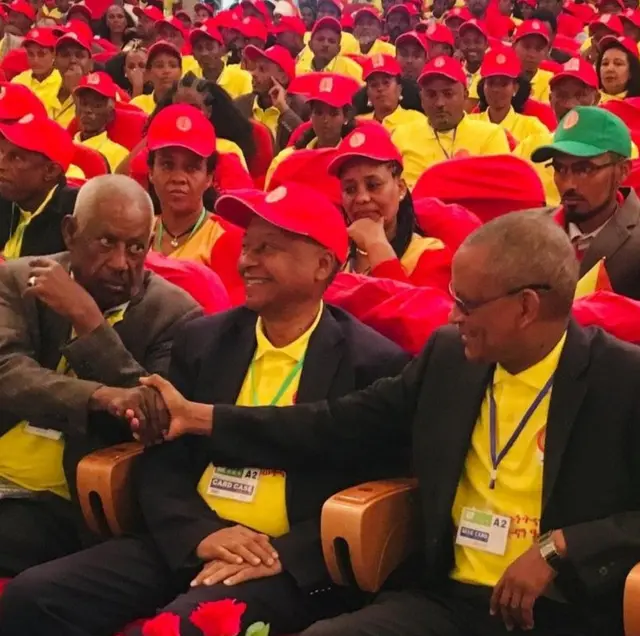 ኣቦይ ስብሓት ምስ ዶክተር ደብረጽዮን ገብረሚካኤል ሰላምታ እንትለዋወጡ