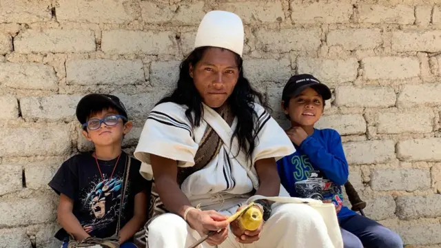Los hermanos Gabriel y Matías fotografiados con el miembro de una comunidad indígena de la Sierra Nevada.