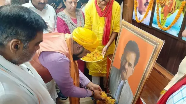 अंतिम संस्कार में पहुंचे बीजेपी नेता, दी श्रद्धांजलि