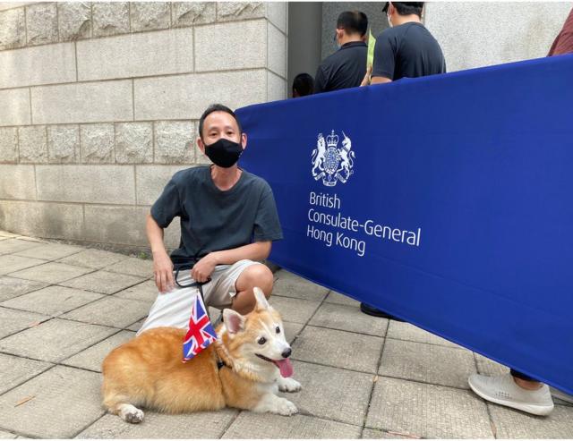 48岁的谢先生也认为此际悼念女王是"另类政治表达"，他带同女王最爱的哥基犬一同致意，并在狗带上夹上英国国旗