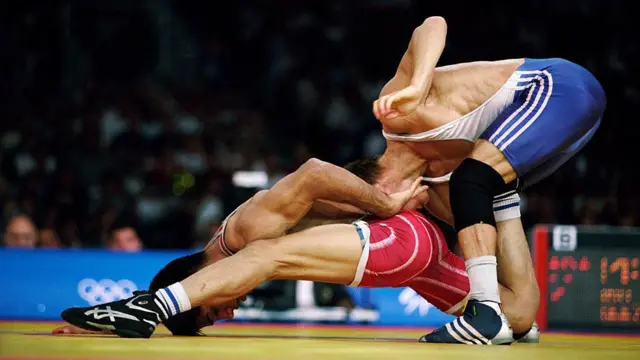 علیرضا دبیر با پیروزی مقابل یوگن بوسلوویچ اوکراینی قهرمان وزن ۵۸ کیلوگرم المپیک ۲۰۰۰ سیدنی شد