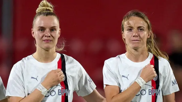 بازیکنان تیم زنان آث‌میلان ایتالیا هم در در بازی مقابل اتلتیکو مادرید مچ بندهایی در حمایت از هرموسو بسته بودند