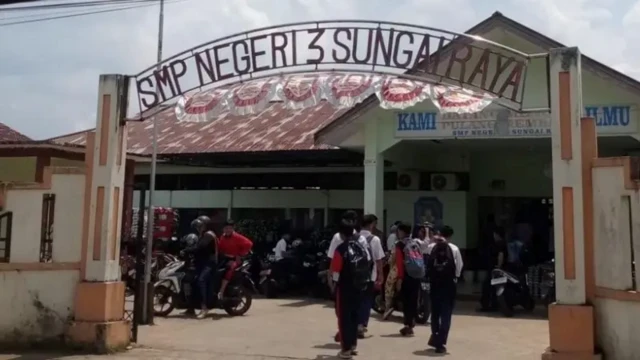 SMP Negeri 3 Kecamatan Sungai Raya, Kabupaten Kubu Raya, Kalimantan Barat (Kalbar) digegerkan oleh suara ledakan, Selasa (03/02).
