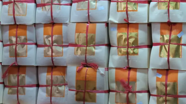 宝华扎作店内的纸钱（BBC中文网图片）