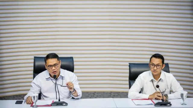 Plt Deputi Penindakan dan Eksekusi Komisi Pemberantasan Korupsi (KPK) Asep Guntur Rahayu (kiri) didampingi Juru Bicara KPK Budi Prasetyo (kanan) menyampaikan keterangan saat konferensi pers di Gedung Merah Putih KPK, Jakarta, Minggu (11/1/2026).