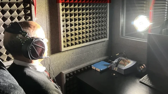 Palab isprobava „mašinu za snove”, uređaj koji pokušava da otkrije kako stvaramo našu svesnu percepciju sveta